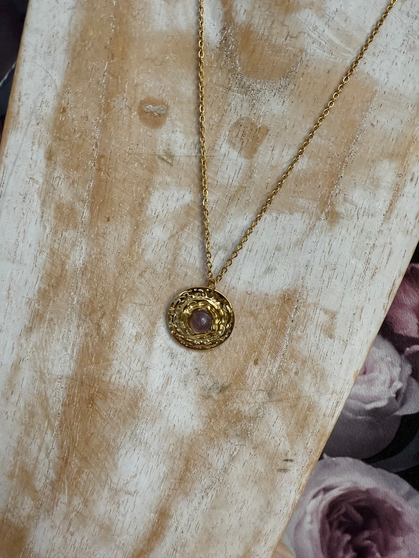 Collier doré rond avec une améthyste