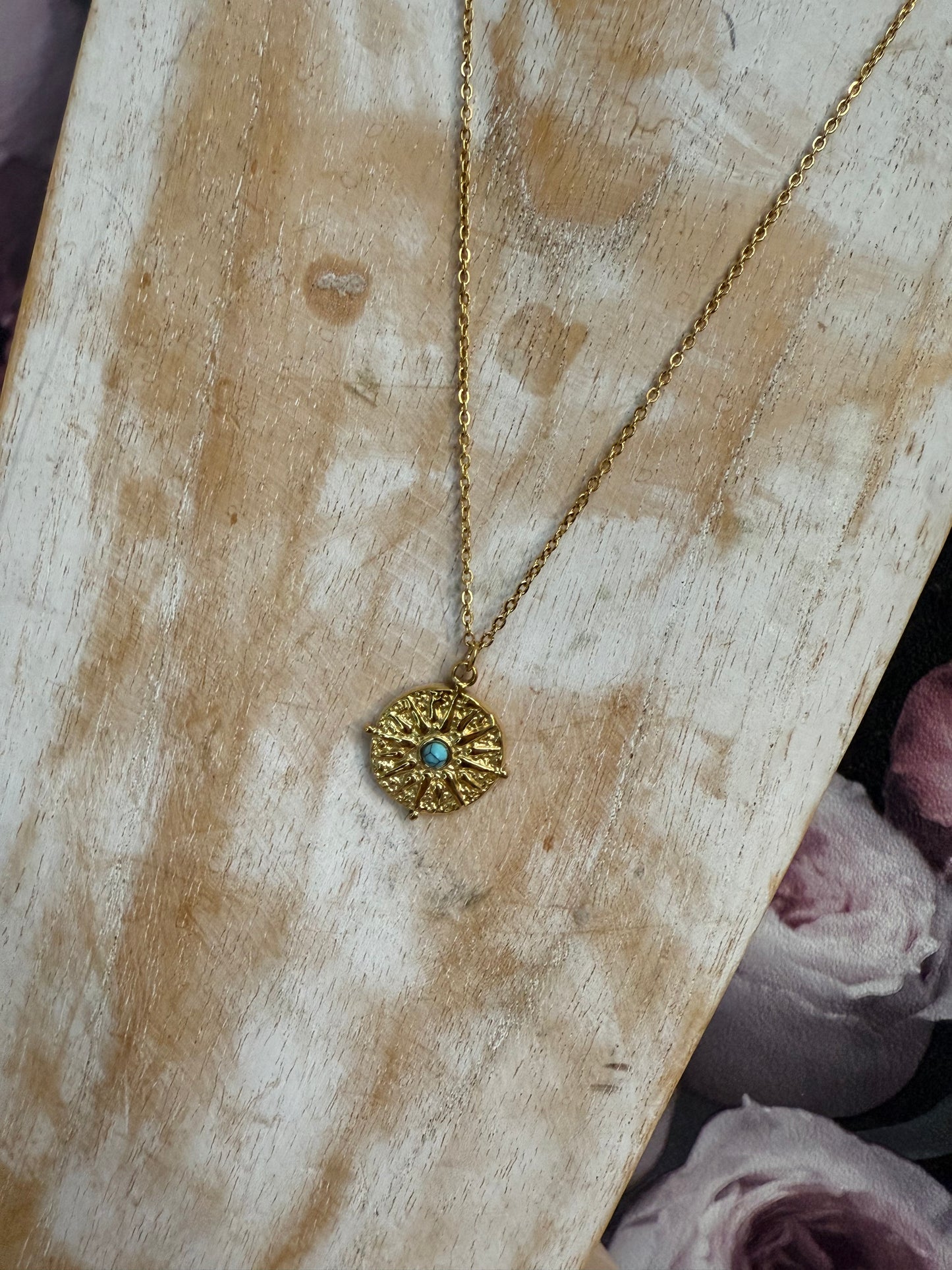 Collier doré rond avec une turquenite