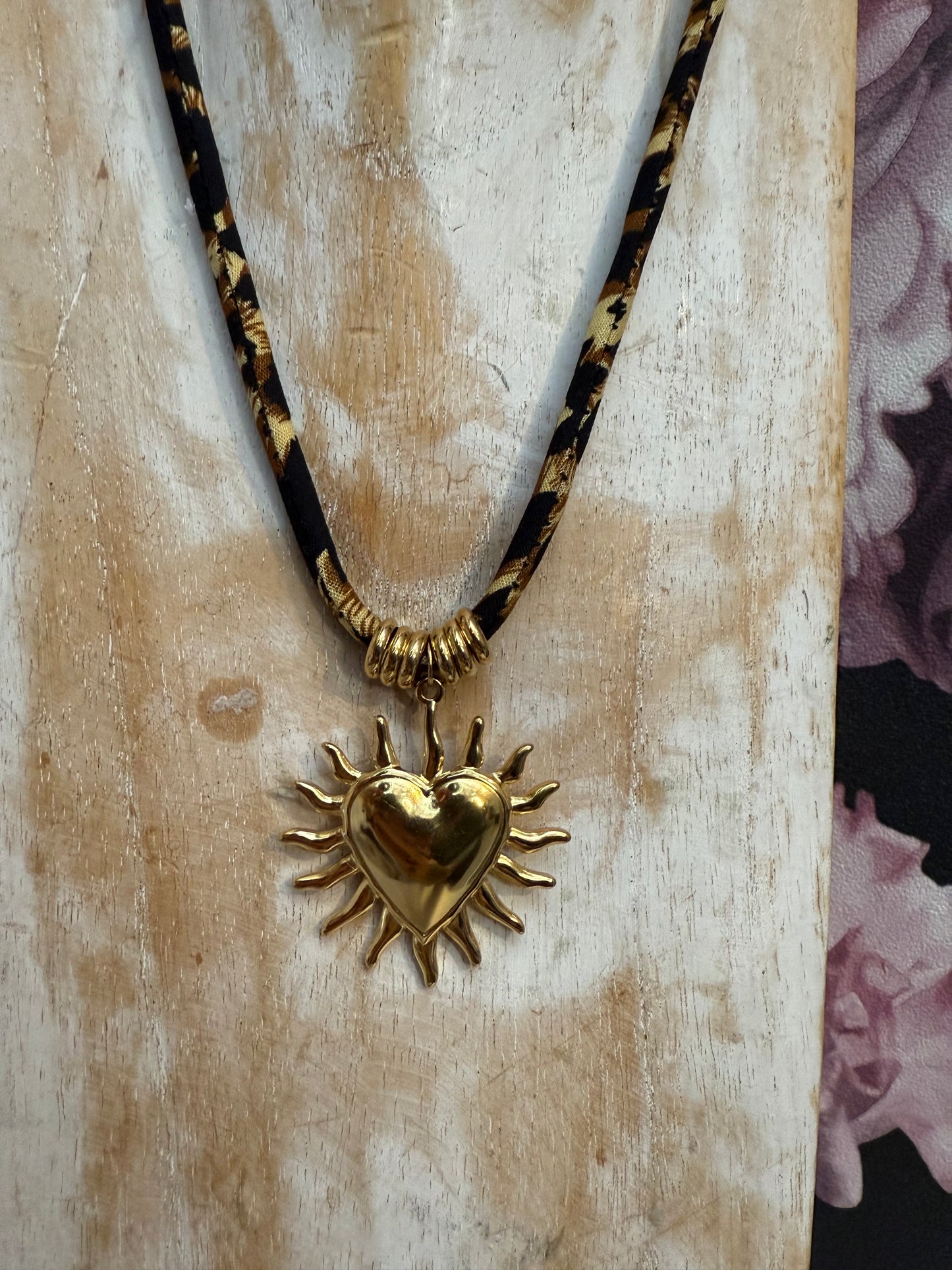 Collier cœur soleil léopard