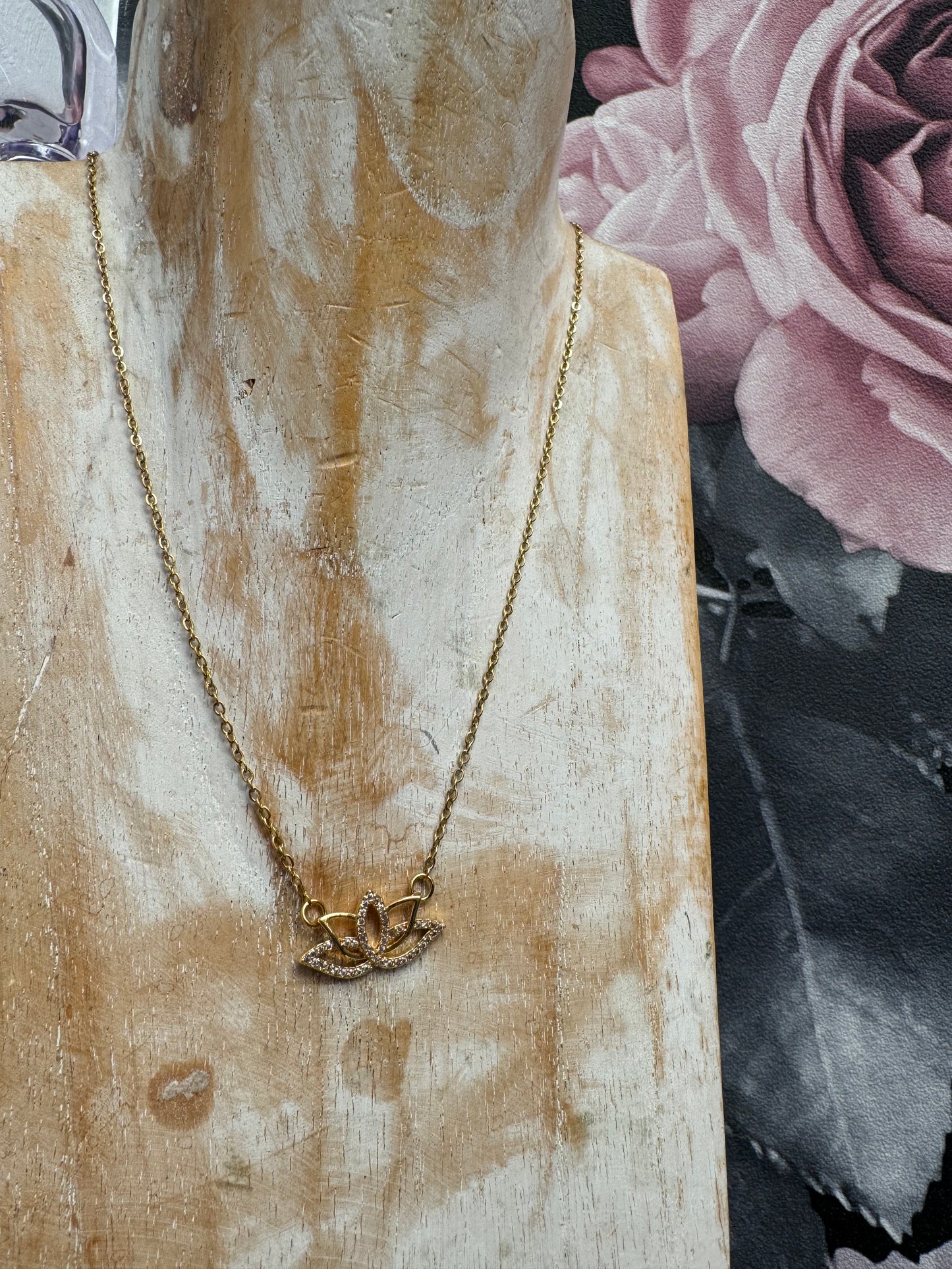 Collier fleur de lotus ou nénuphar