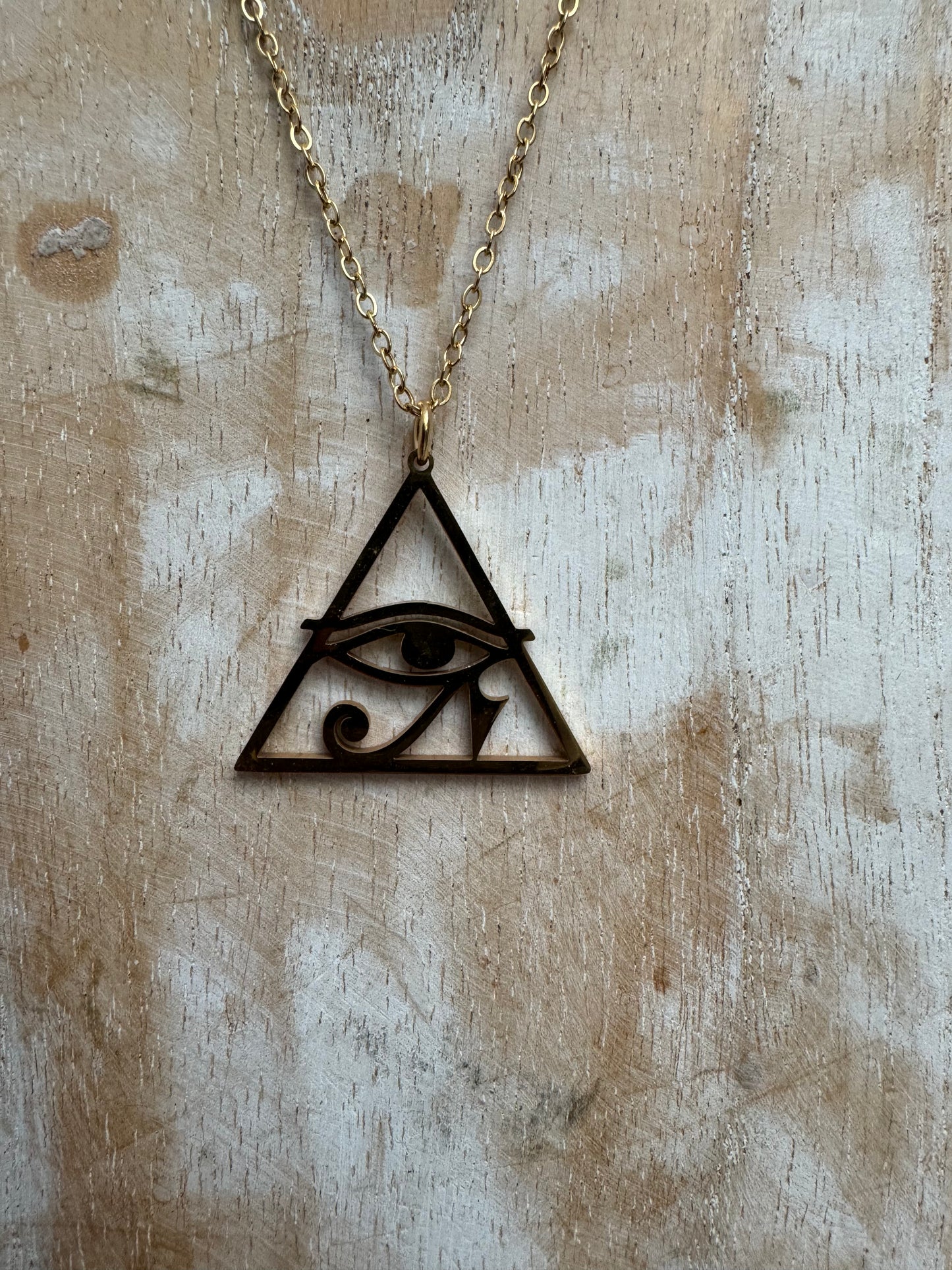 Collier œil d’horus triangle