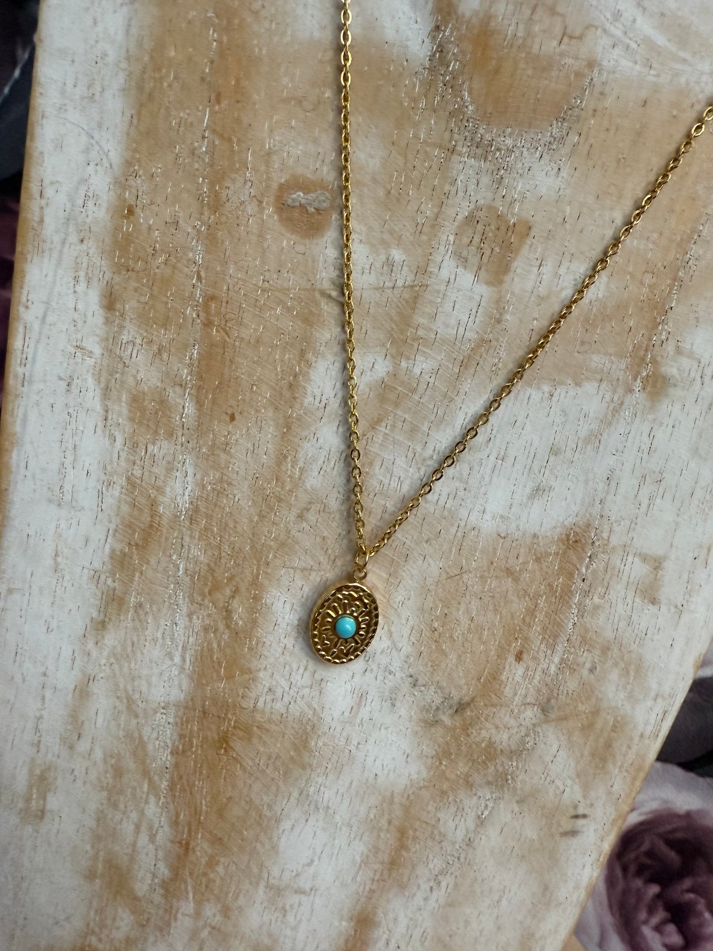 Collier doré oval avec une turquenite