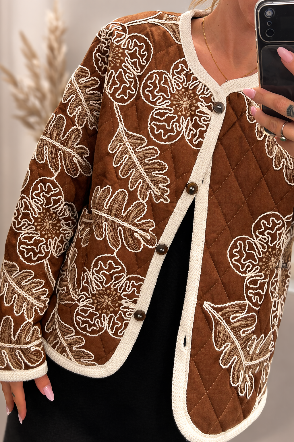 ✨ Veste brodée matelassée flore marron — la pièce coup de cœur qui fait toute la tenue 🌸