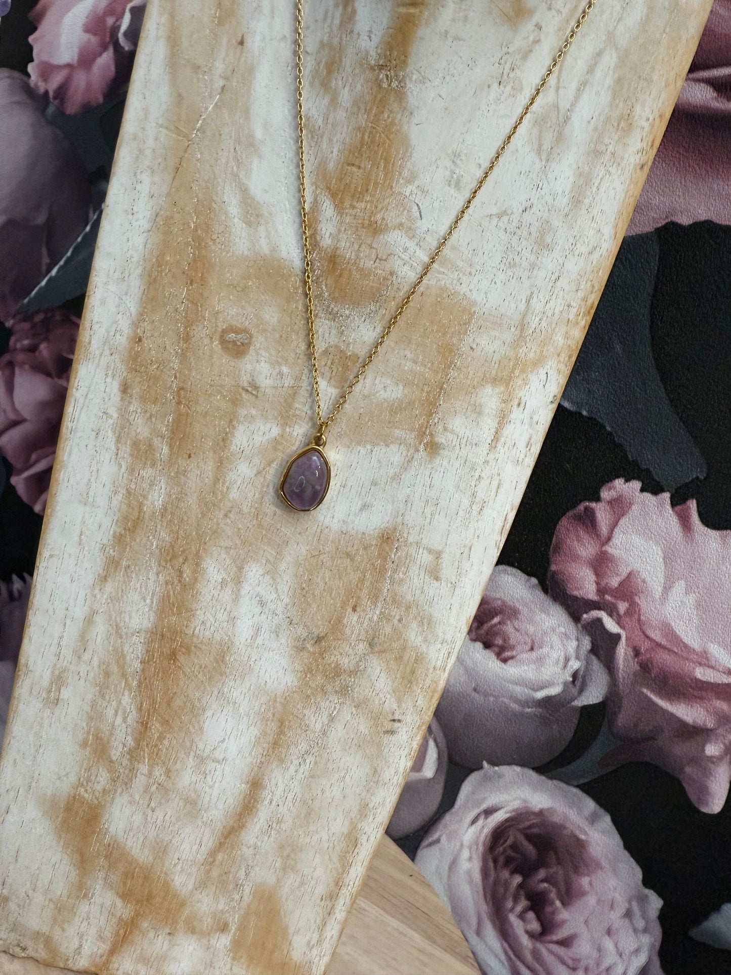 Collier doré avec une améthyste