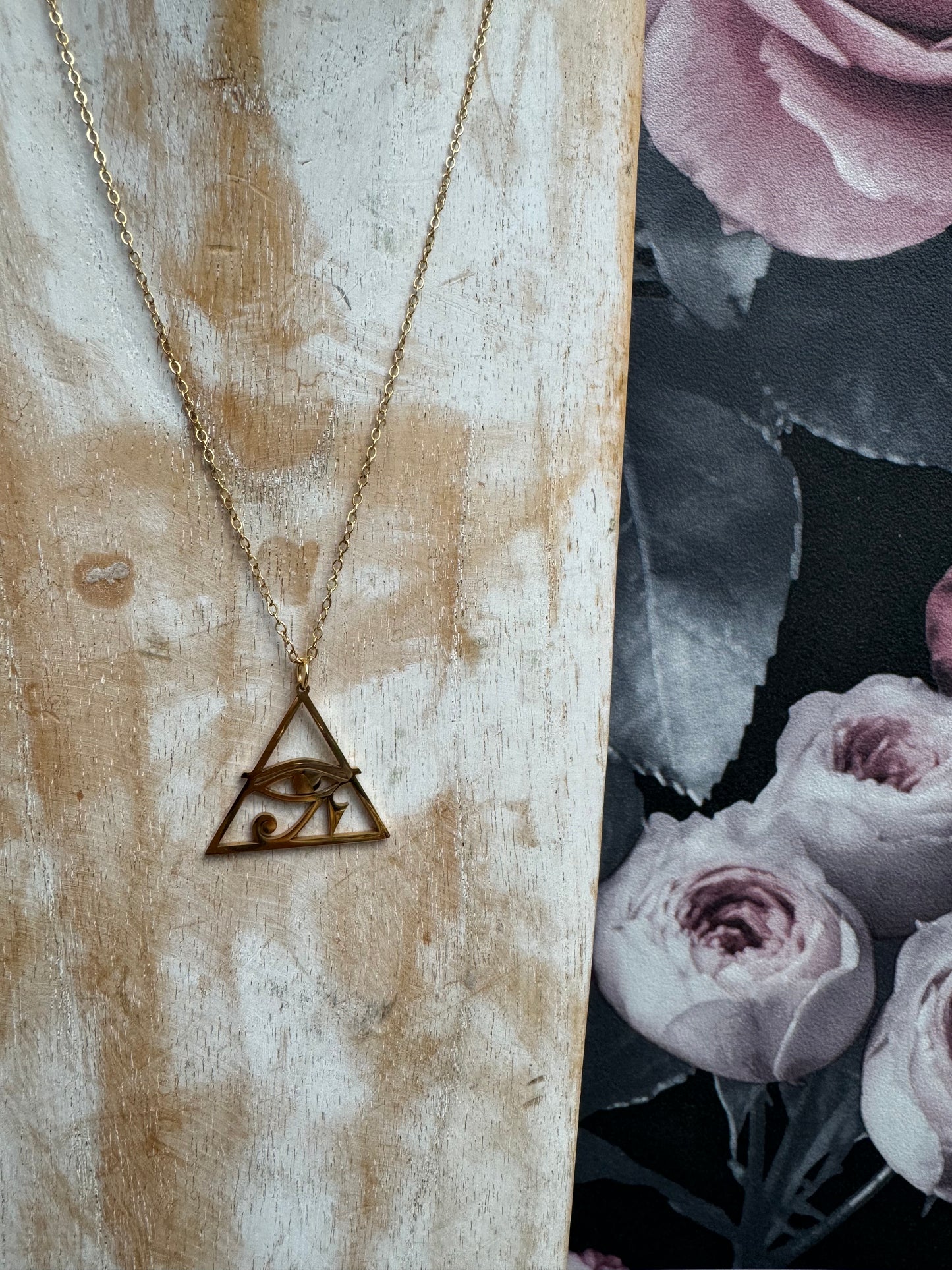 Collier œil d’horus triangle