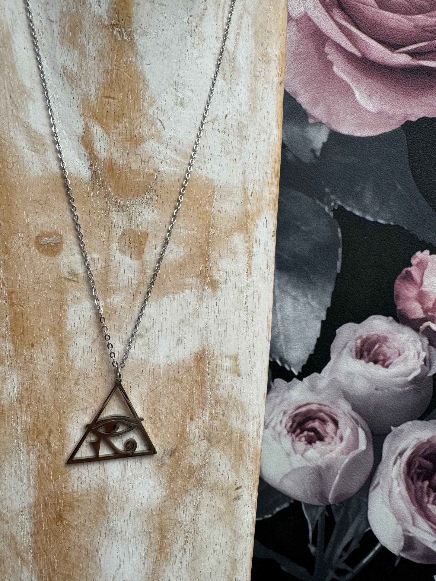 Collier œil d’horus triangle