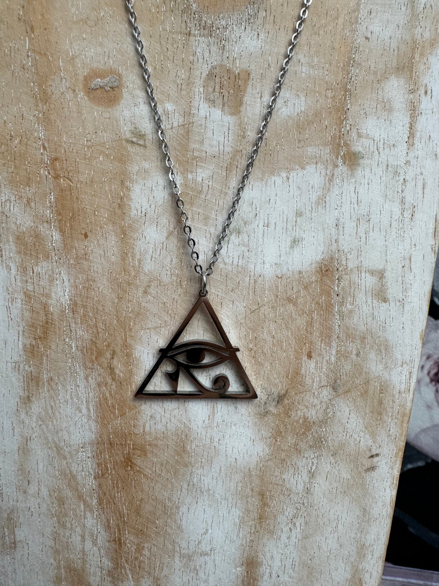 Collier œil d’horus triangle